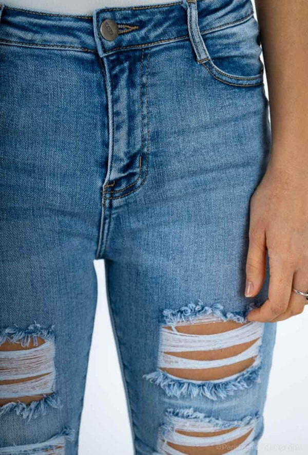 Helesinised skinny stretch teksapüksid naistele - kulutatud disain